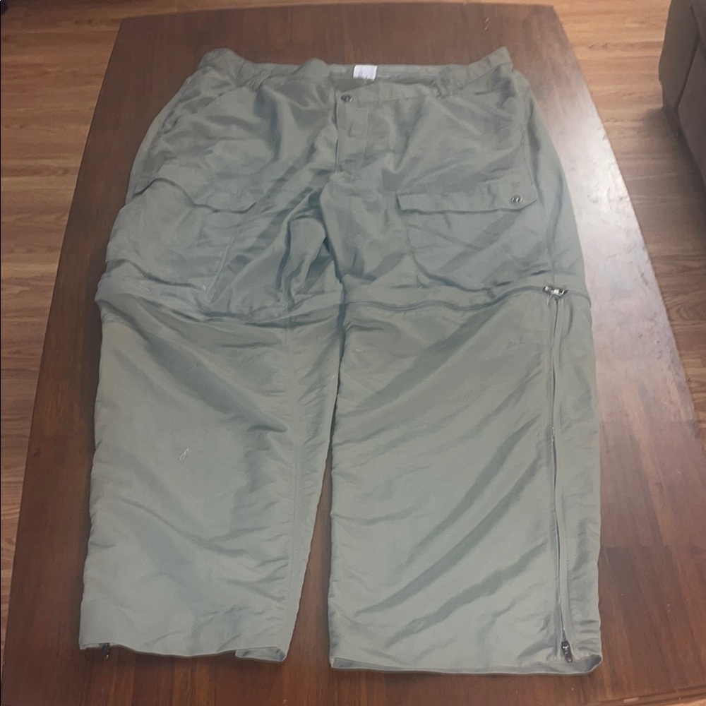 Mountain Equipment Co-op men’s Outdoor zipper cargo pants. Size 42. Olive green.